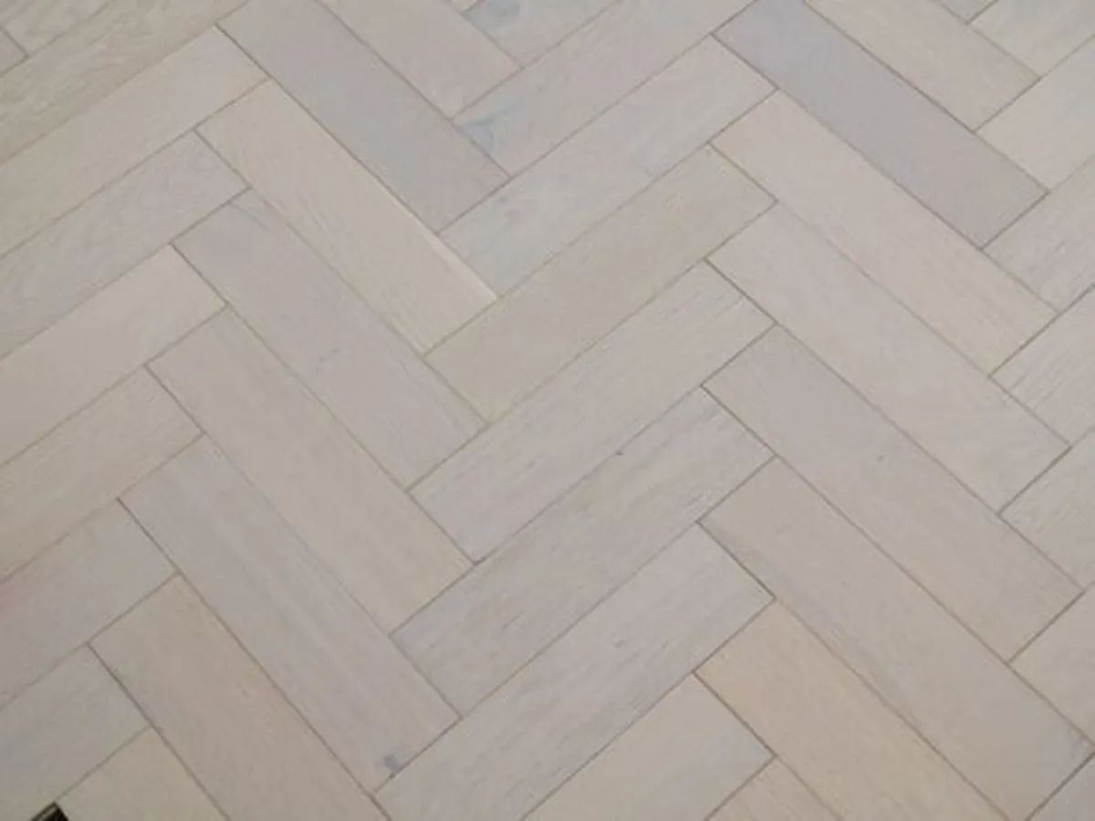 White Brushed Oak Herringbone 18mm