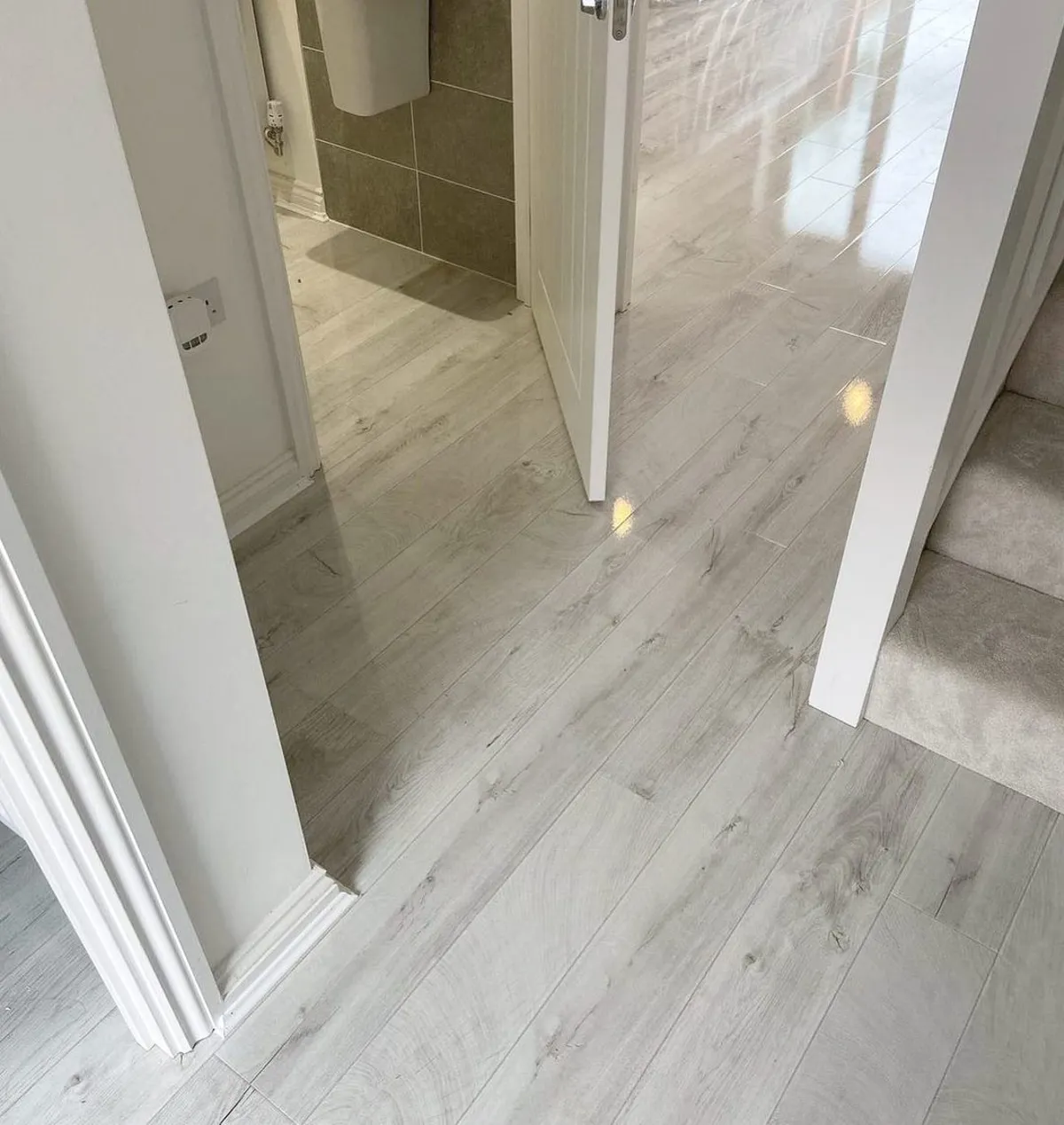 31m2 Bundle Winter White Super High Gloss 8mm + FREE Underlay