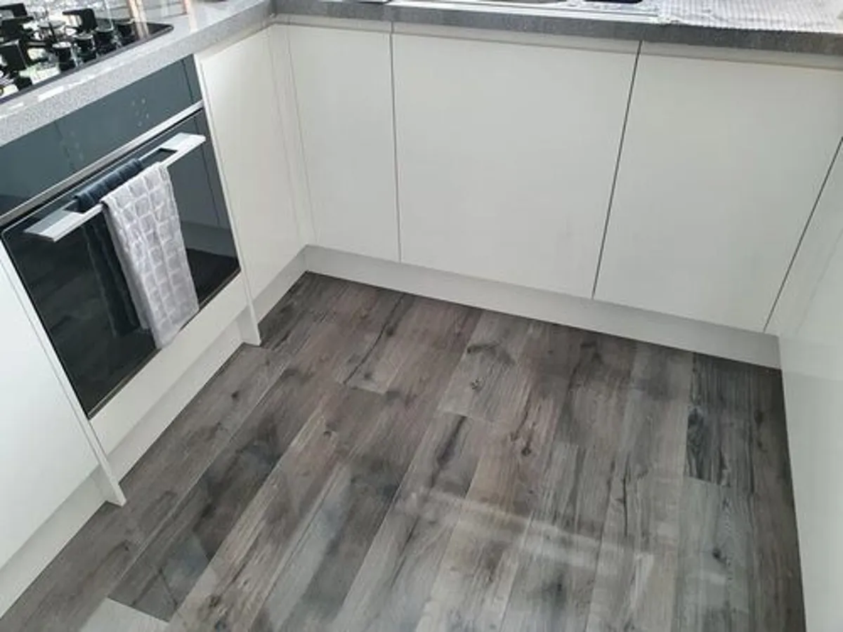 31m2 Bundle New York Grey Super High Gloss 8mm + FREE Underlay