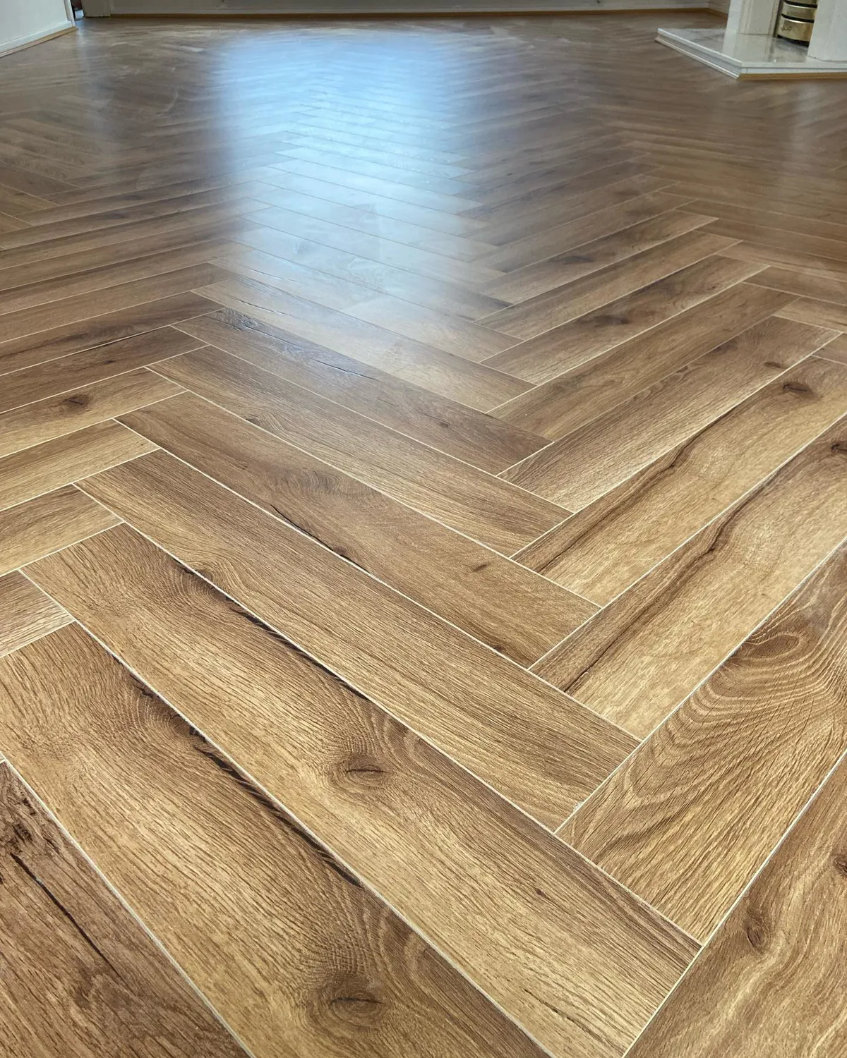 Crafted Oak Herringbone 12mm Laminate