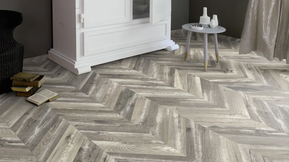 Castle Oak Chevron 8mm Laminate 