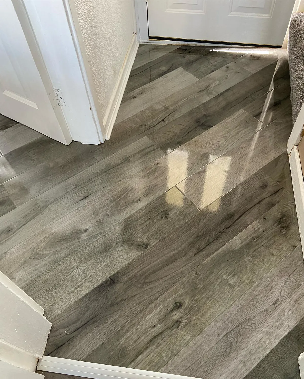 31m2 Bundle New York Grey Super High Gloss 8mm + FREE Underlay