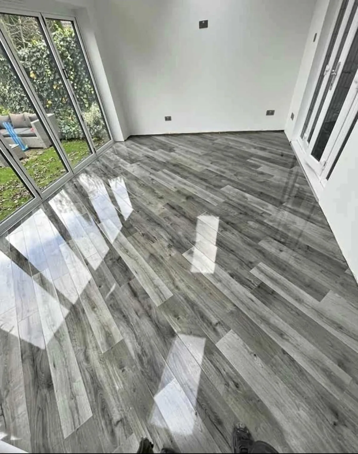 31m2 Bundle New York Grey Super High Gloss 8mm + FREE Underlay