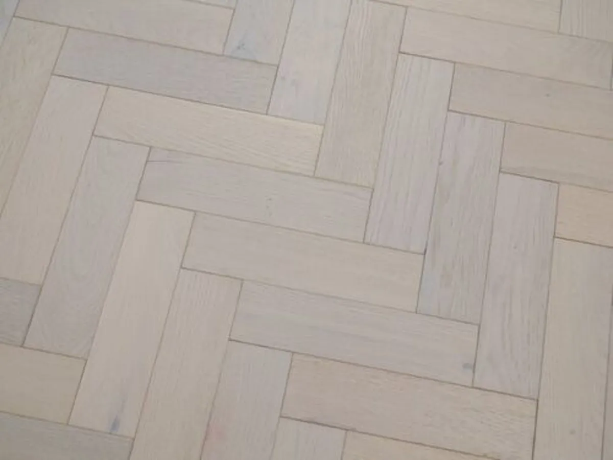 White Brushed Oak Herringbone 18mm