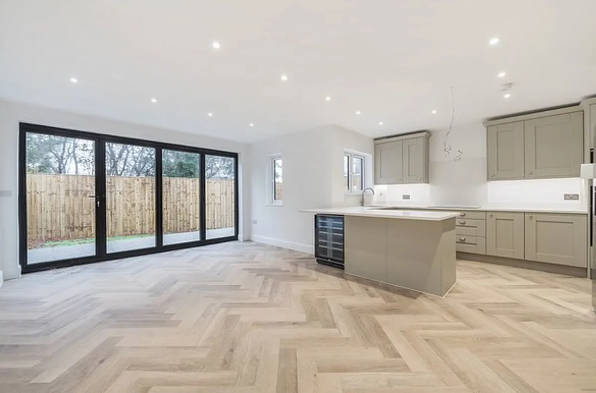 Natural Swiss Oak PREMIUM Herringbone 6.0 SPC Vinyl Click